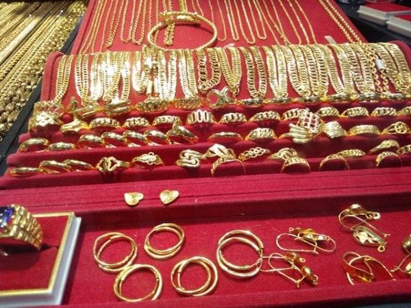Harga Emas Perhiasan 2 September 2025: Raja Emas vs Laku Emas, Perbedaan Harga Menonjol